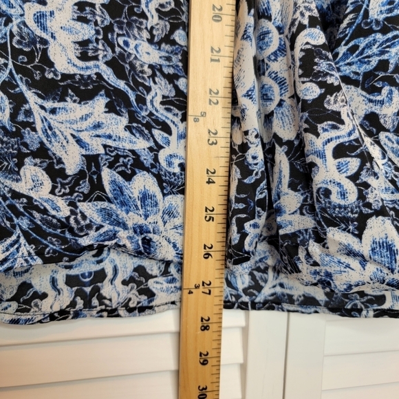 Chelsea28 Faux Wrap Sleeveless Floral Blouse Loose Blue Pullover Lightweight‎ V - Picture 13 of 13